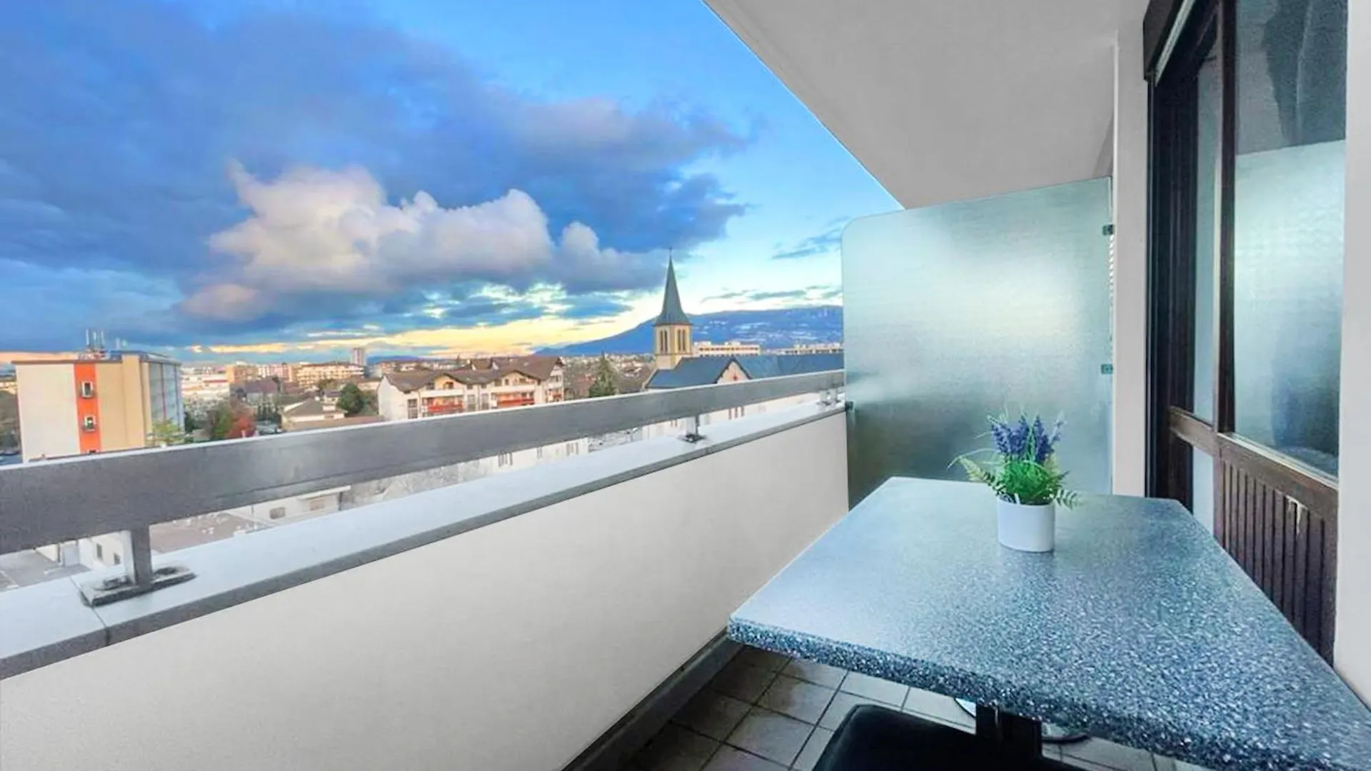 Homey Bellevue - New - Appartement Avec Une Chambre - Parking Prive Gratuit - Balcon Avec Belle Vue - Netflix Et Wifi Inclus - A 5 Min De La Frontiere Pour Rejoindre Geneve Gaillard